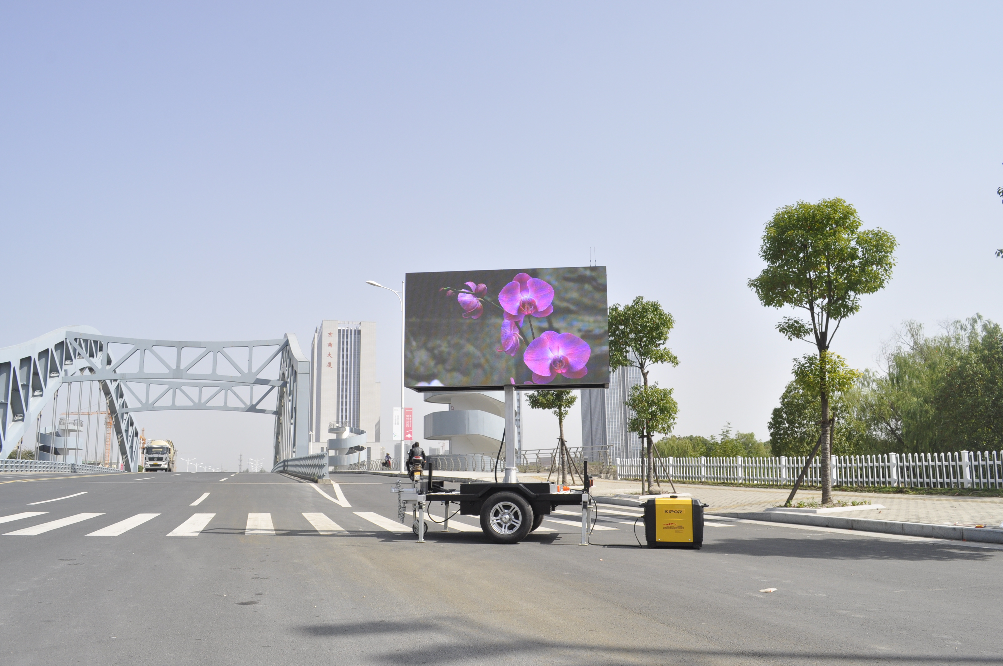 gvidita ekrano reklamanta subĉielajn kamionojn
