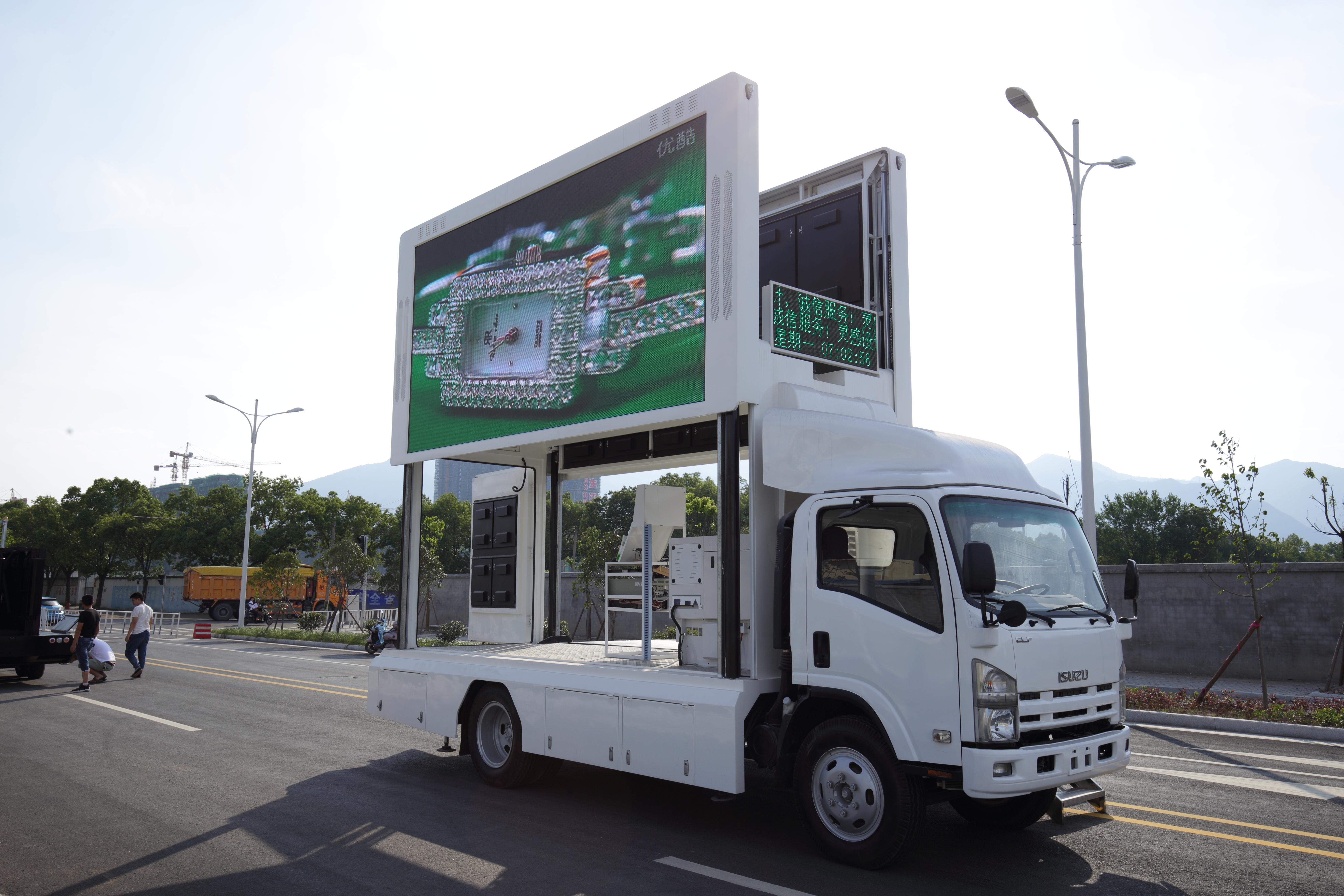 led screen advertise truck